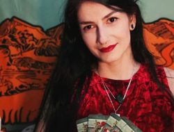 Spanish psychic medium performs rituals and divination online